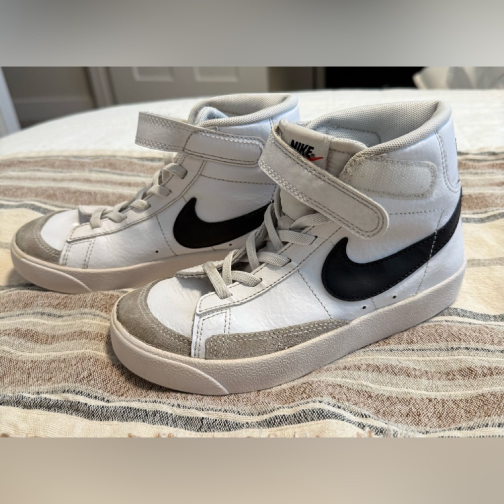 Nike White and Black Sneakers with Padded Collar